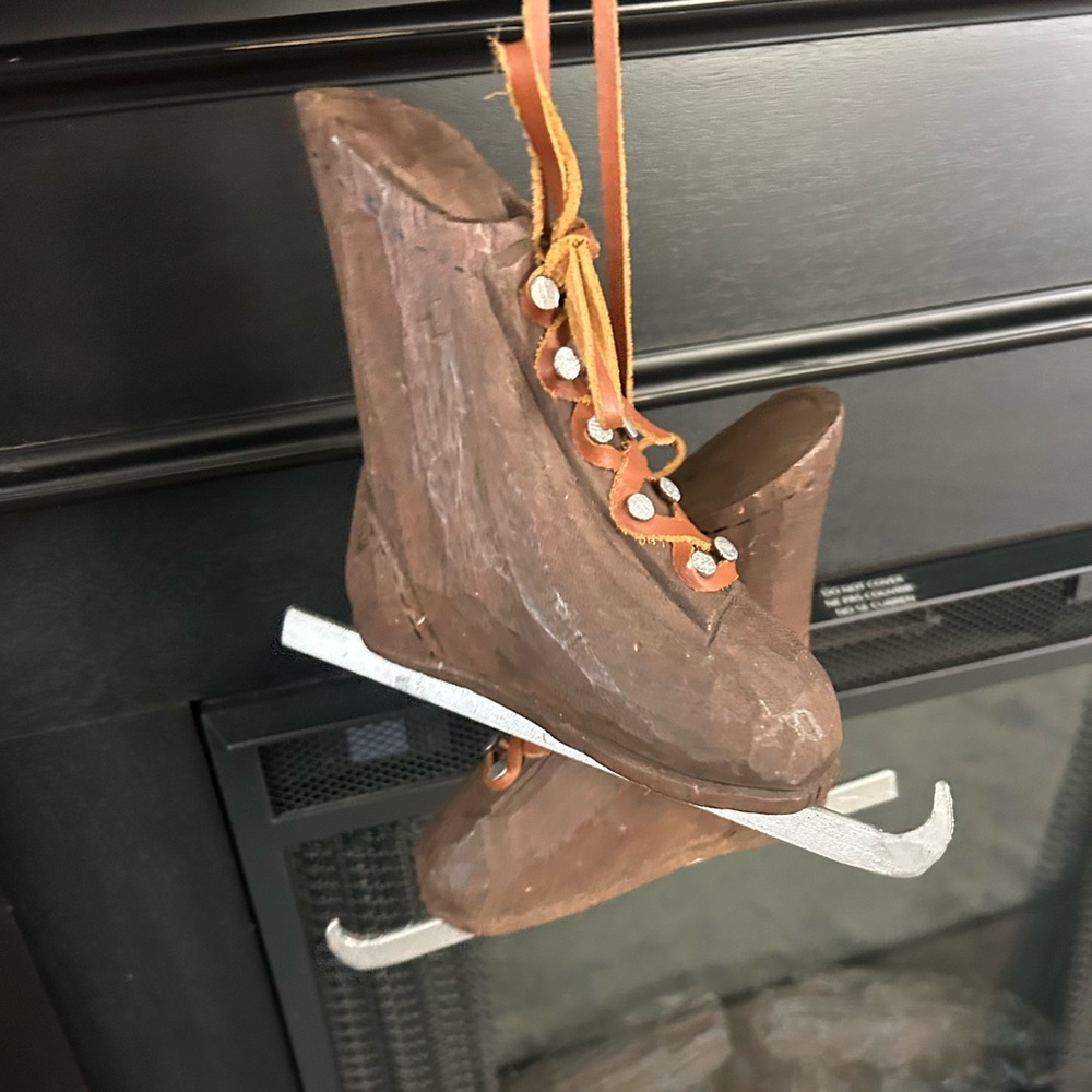 WOOD RUSTIC DISTRESSED Christmas ICE SKATES W/ Raw Hide Ties Holiday Wall Decor - Picture 1 of 9